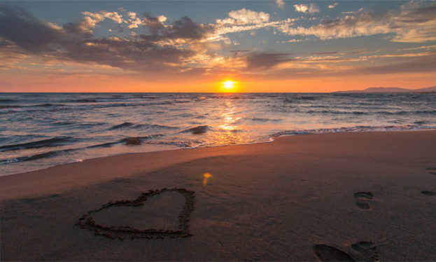 احلى صور قلوب حب على رمل البحر مع غروب الشمس عالم الصور